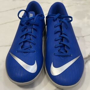 New - Nike kids size 5Y Blue Futsal/court shoes